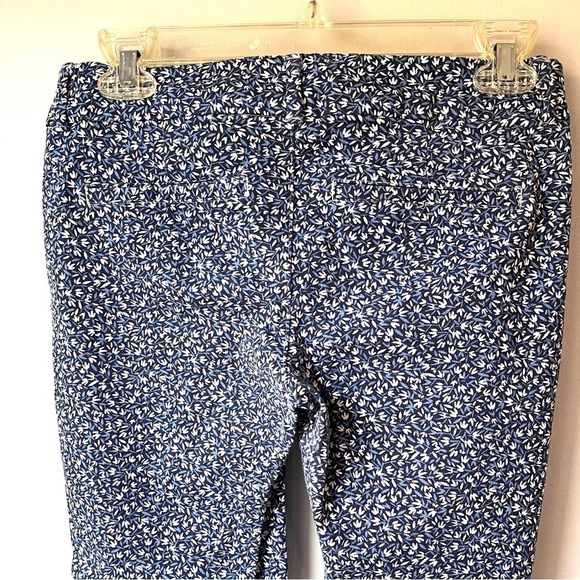 🏷️ 2/$20 Old Navy Blue Micro Floral Pixie Ankle Pants - Picture 5 of 10